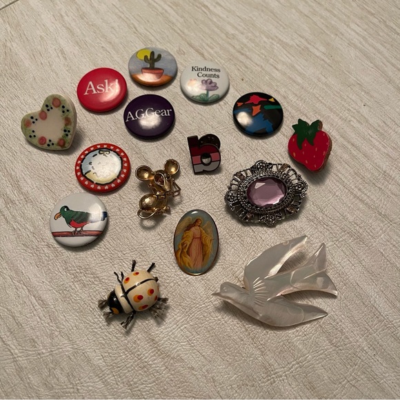 15 different kinds of pins metal wood and ceramic - Picture 7 of 7